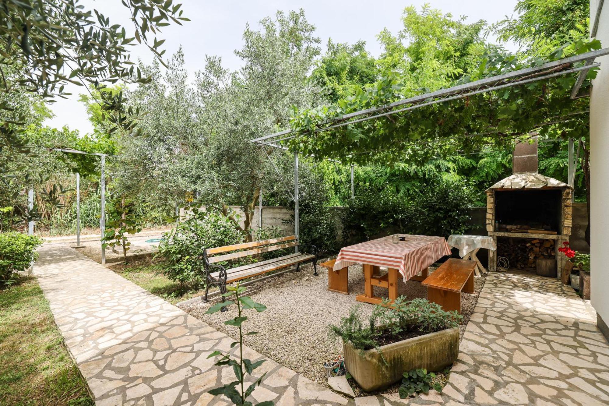 Apartments Kika Nin Exterior photo